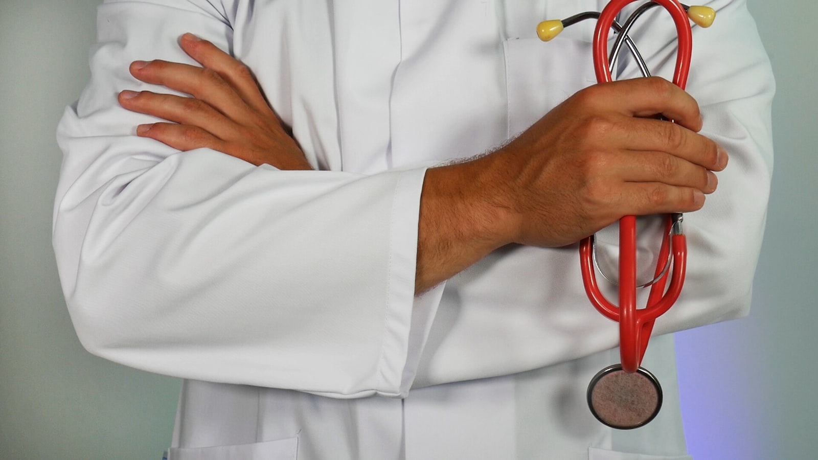 Médico com estetoscópio, representando exames de saúde ocupacional do PCMSO